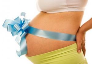 беременная с перевязанной голубой лентой
